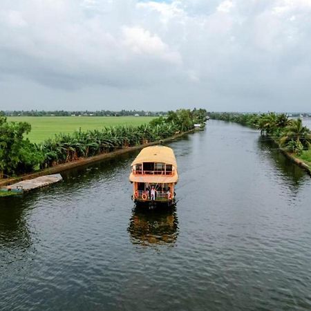 Hotel Vaishnav Tours Alappuzha Esterno foto