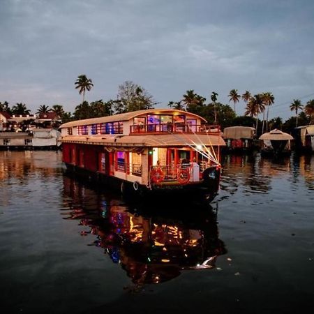Hotel Vaishnav Tours Alappuzha Esterno foto