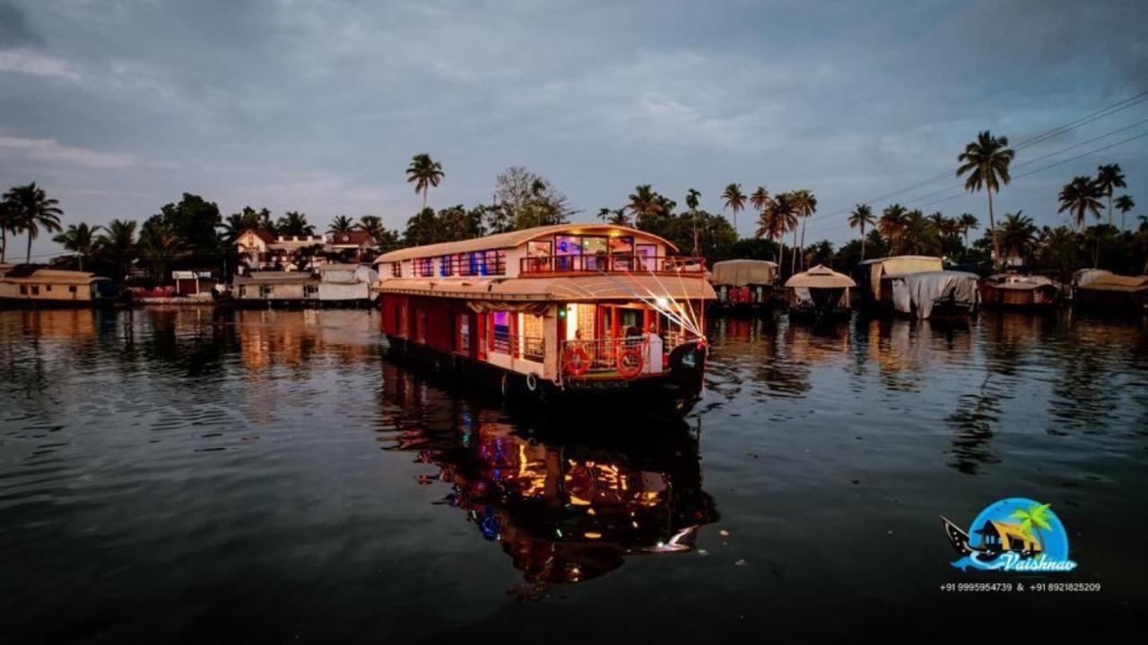 Hotel Vaishnav Tours Alappuzha Esterno foto