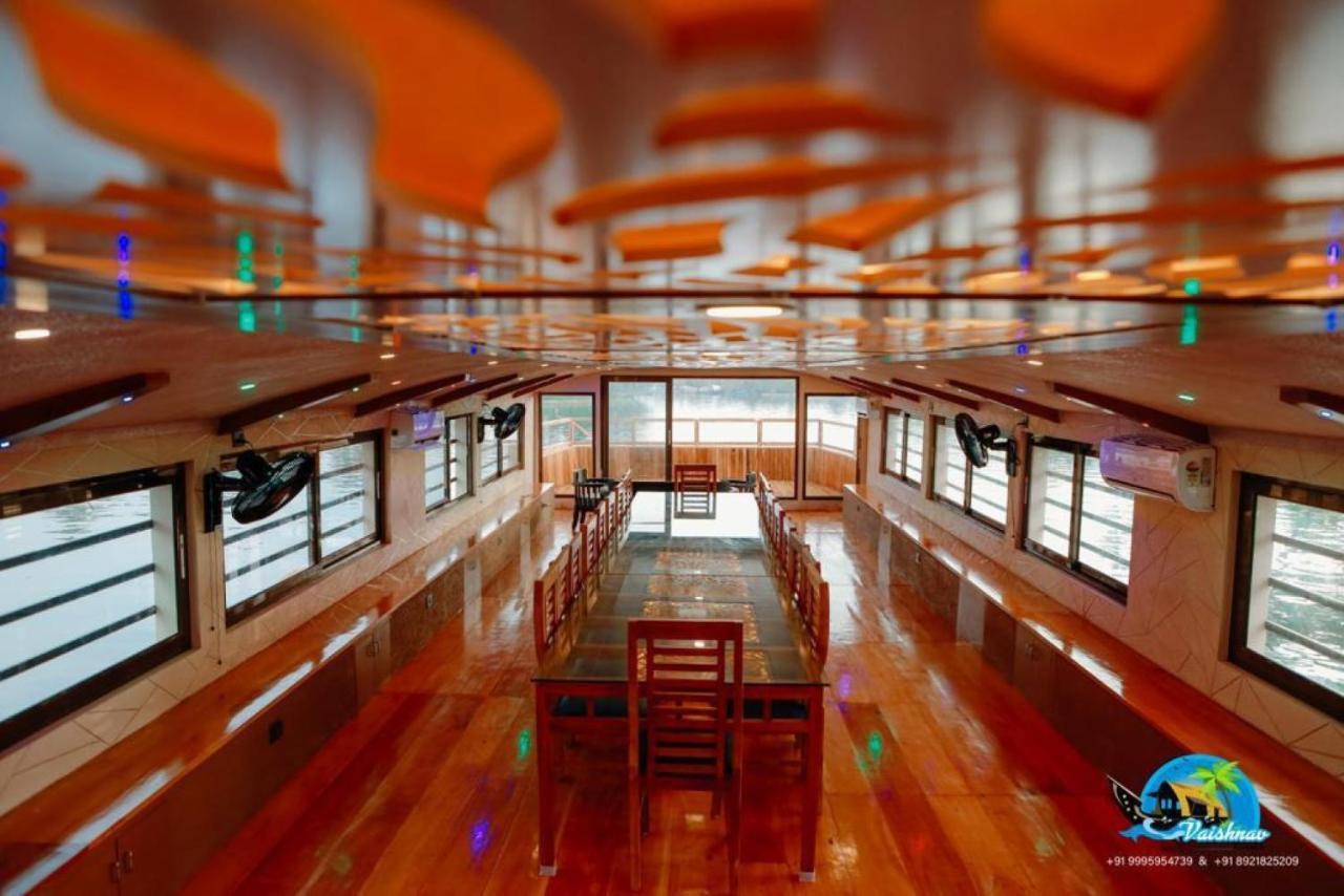 Hotel Vaishnav Tours Alappuzha Esterno foto