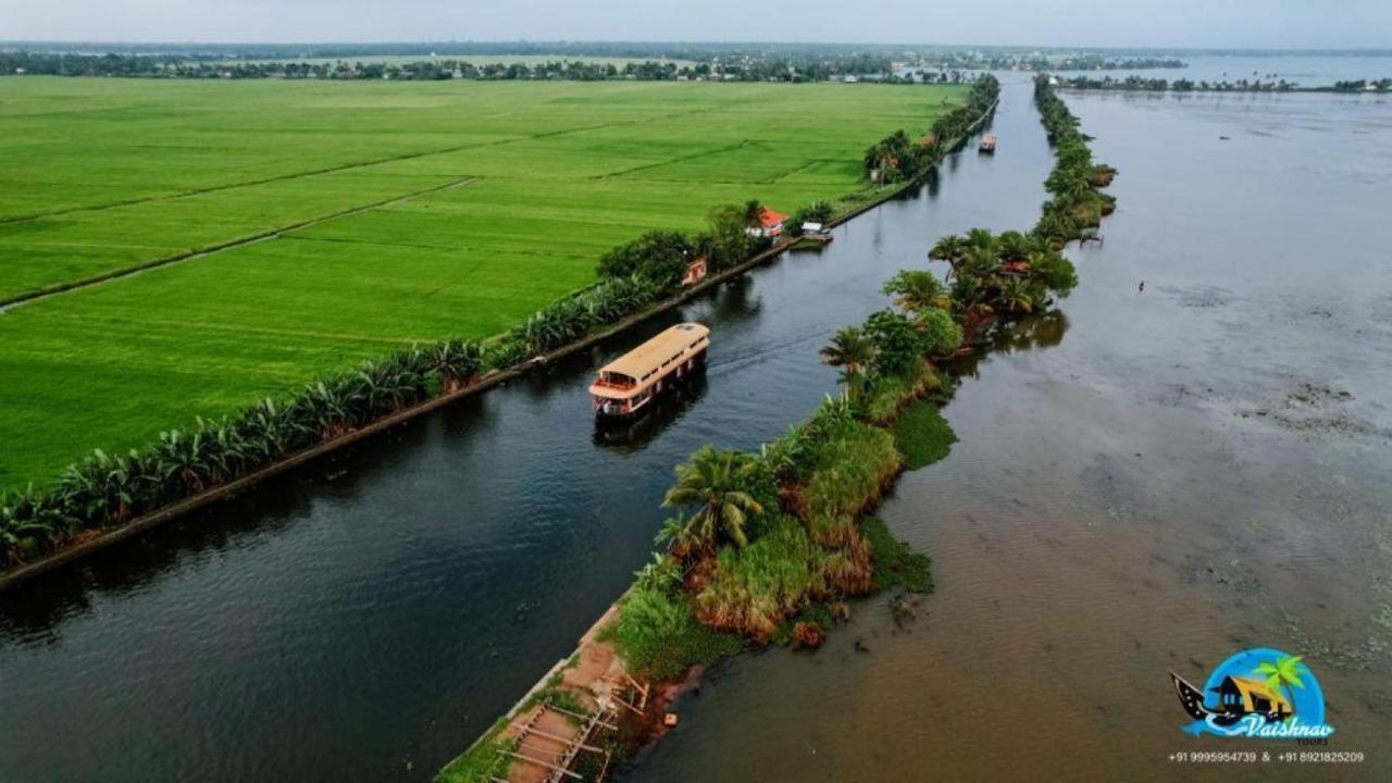 Hotel Vaishnav Tours Alappuzha Esterno foto