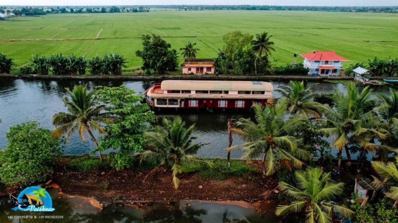 Hotel Vaishnav Tours Alappuzha Esterno foto