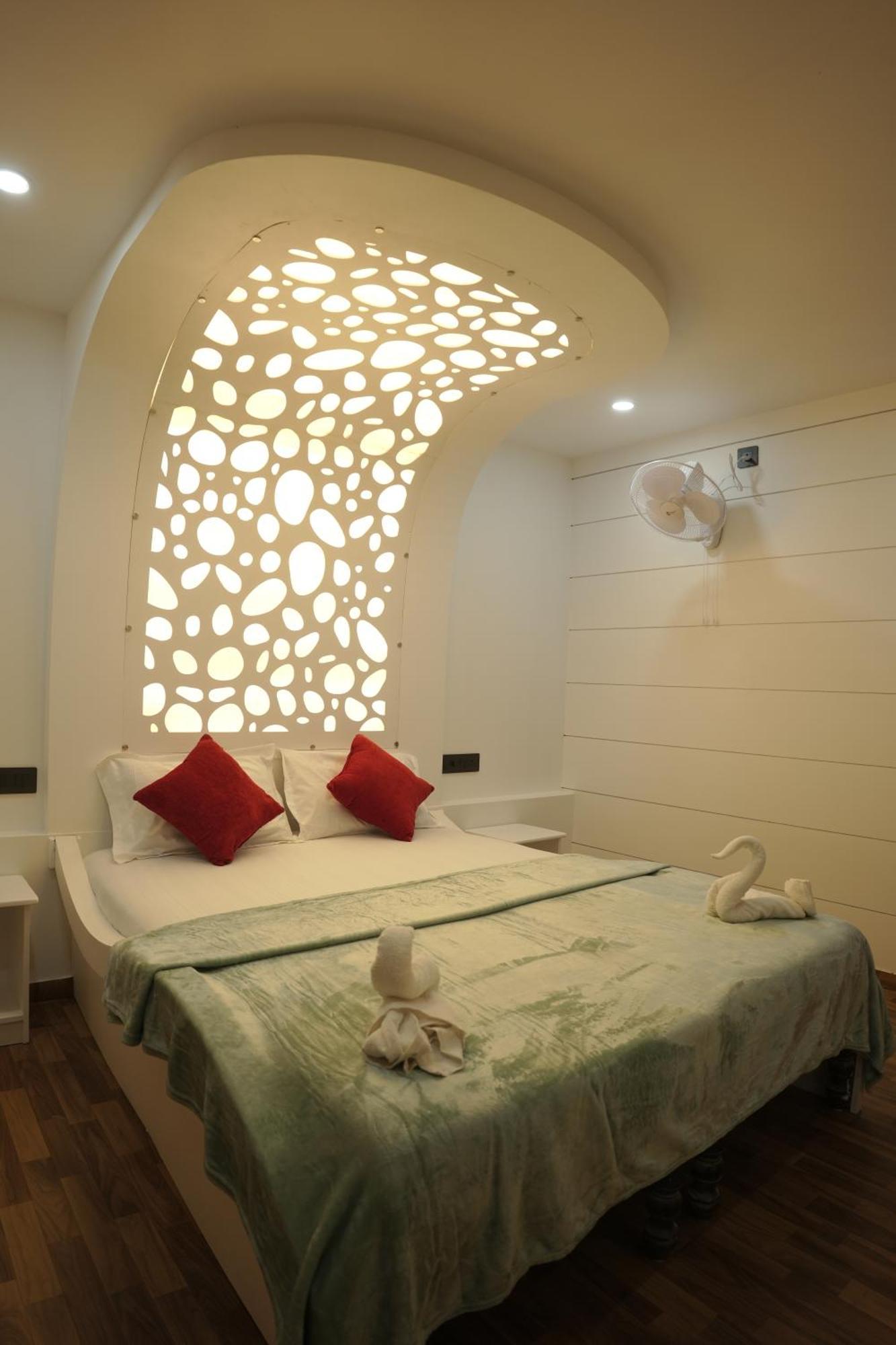 Hotel Vaishnav Tours Alappuzha Esterno foto