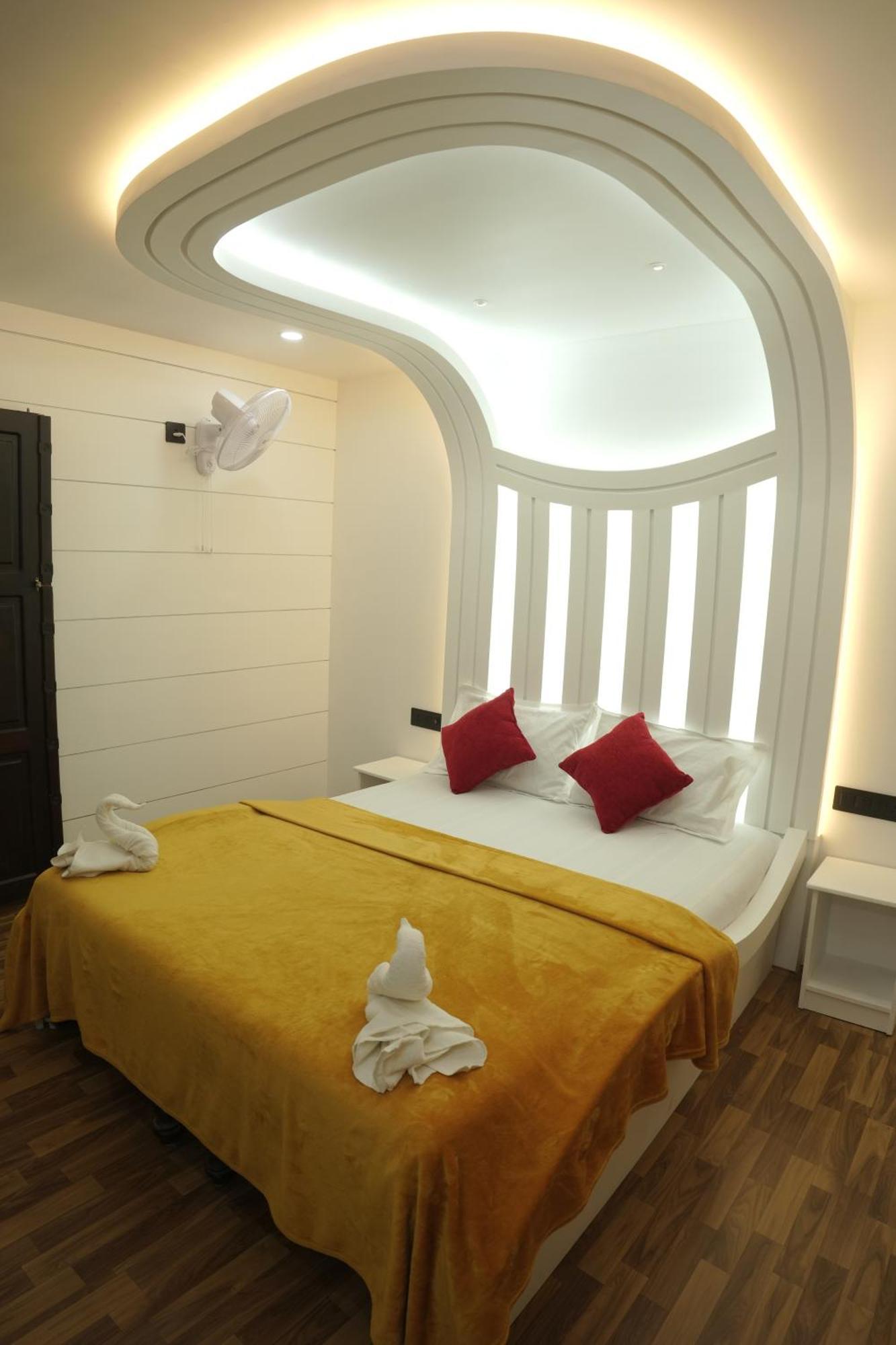Hotel Vaishnav Tours Alappuzha Esterno foto