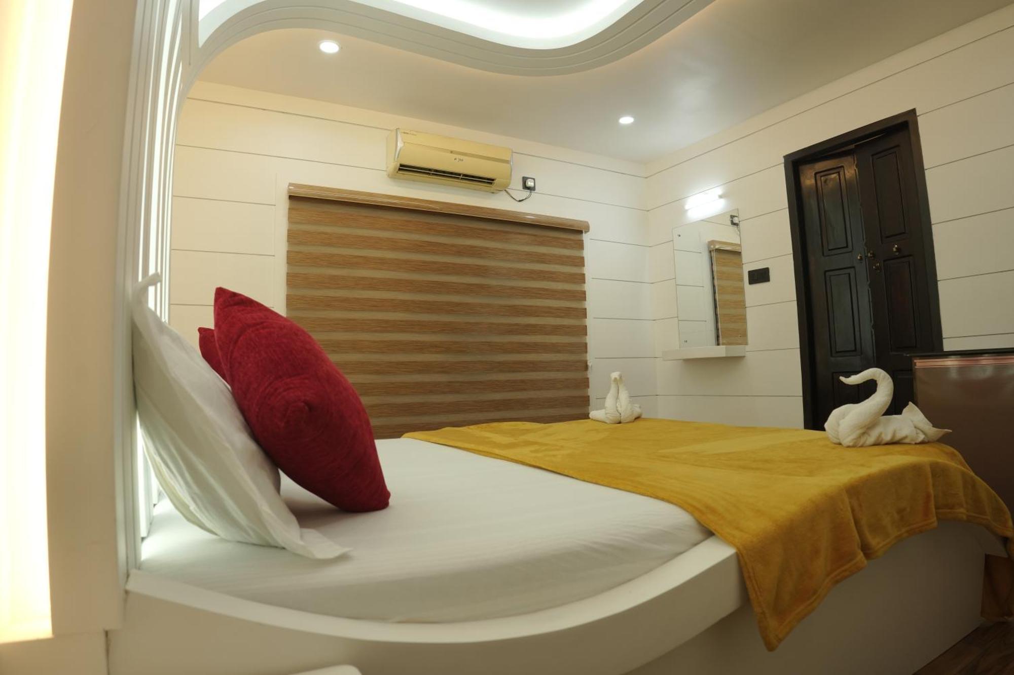 Hotel Vaishnav Tours Alappuzha Esterno foto