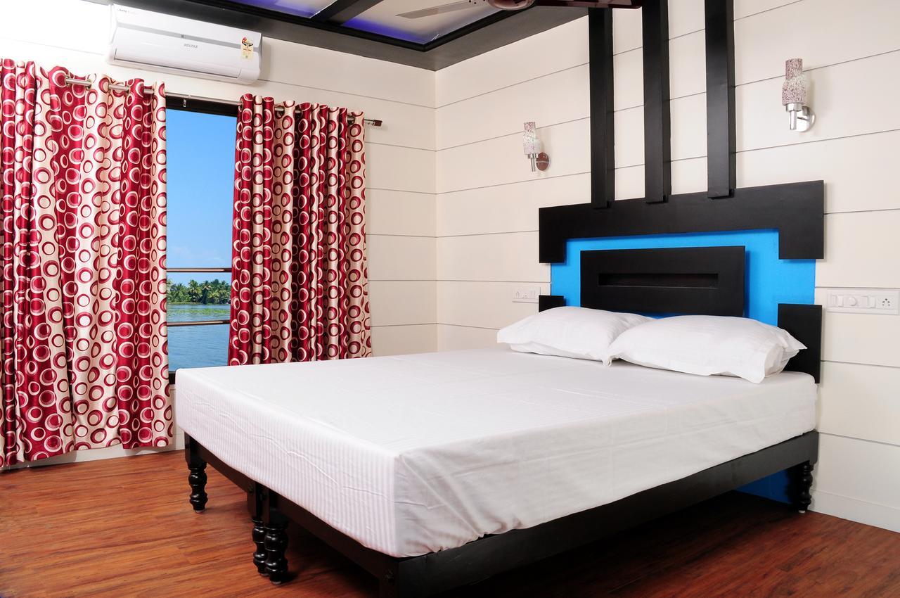Hotel Vaishnav Tours Alappuzha Esterno foto