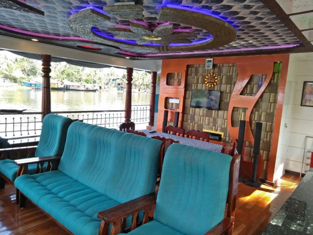 Hotel Vaishnav Tours Alappuzha Esterno foto
