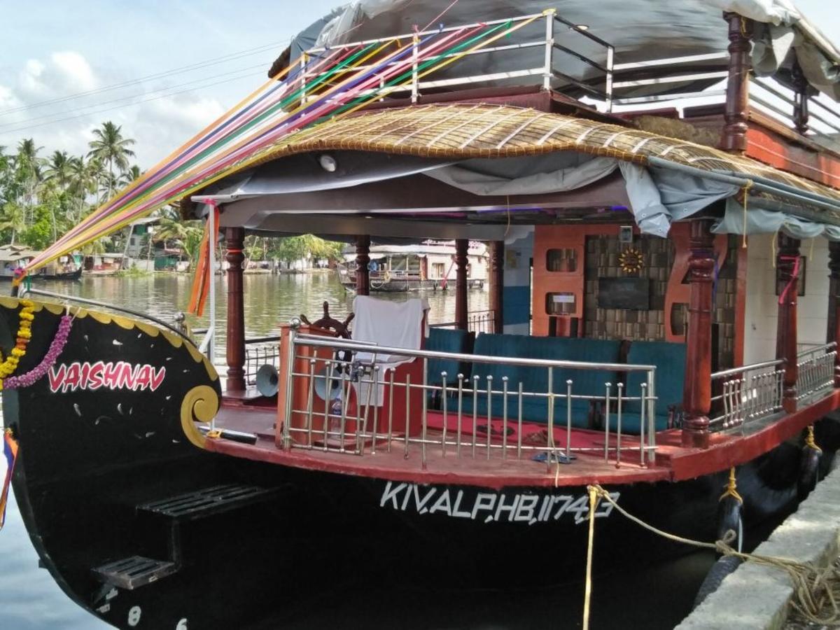 Hotel Vaishnav Tours Alappuzha Esterno foto